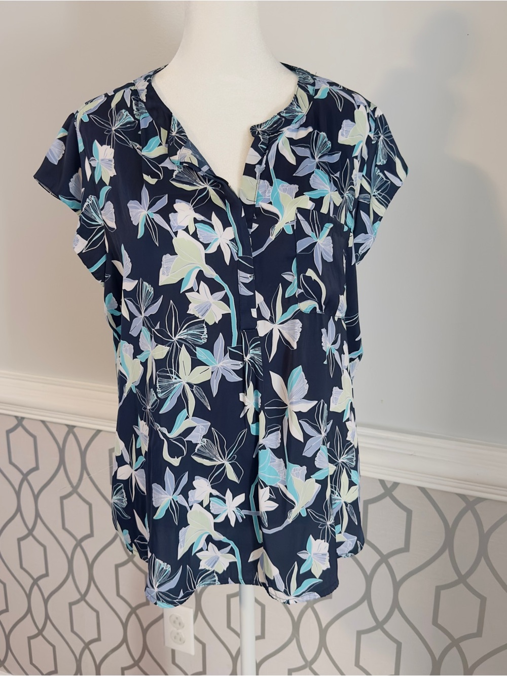Liz Claiborne Womans Pullon Shirt Blouse Top Sleeveless Pocket Buttons Blues